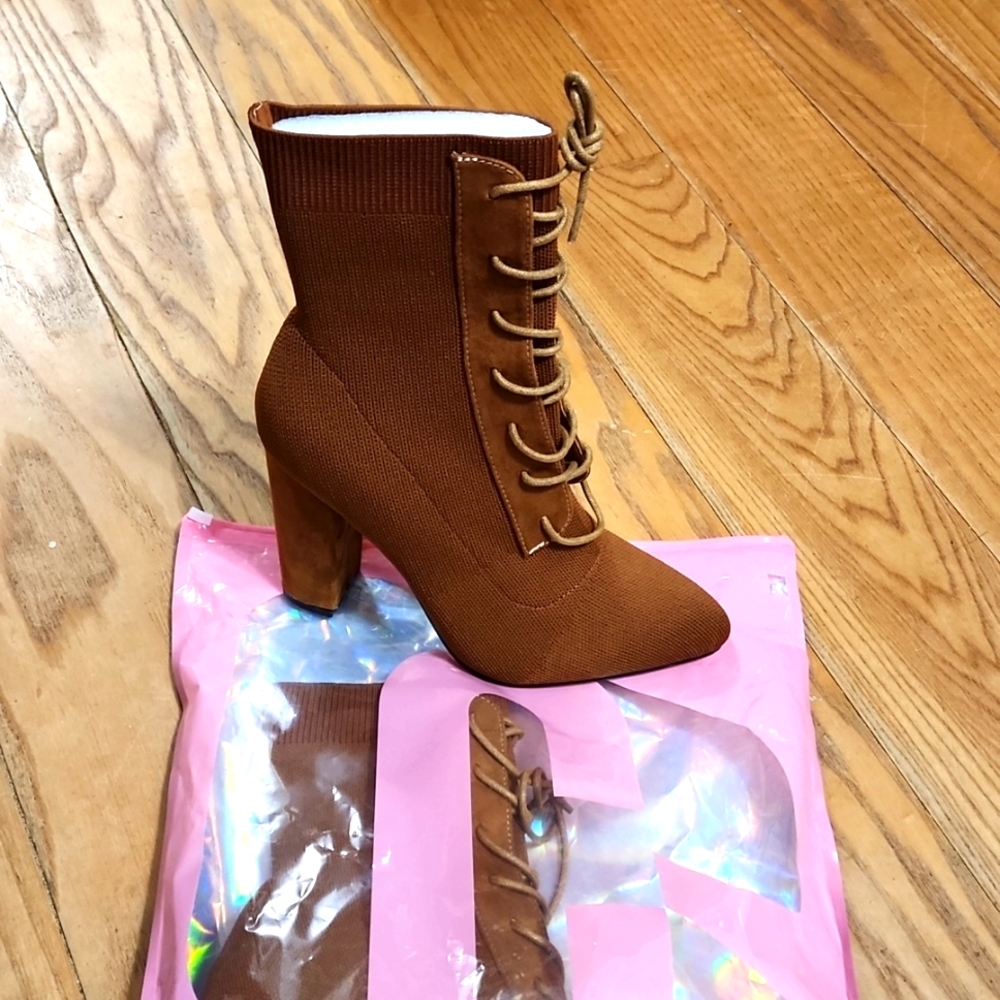 Heeled lace up boots
